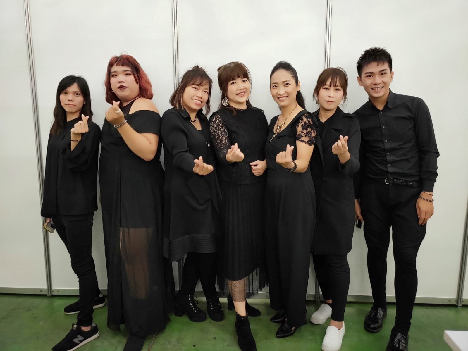 圖像裡可能有7 個人、大家站著