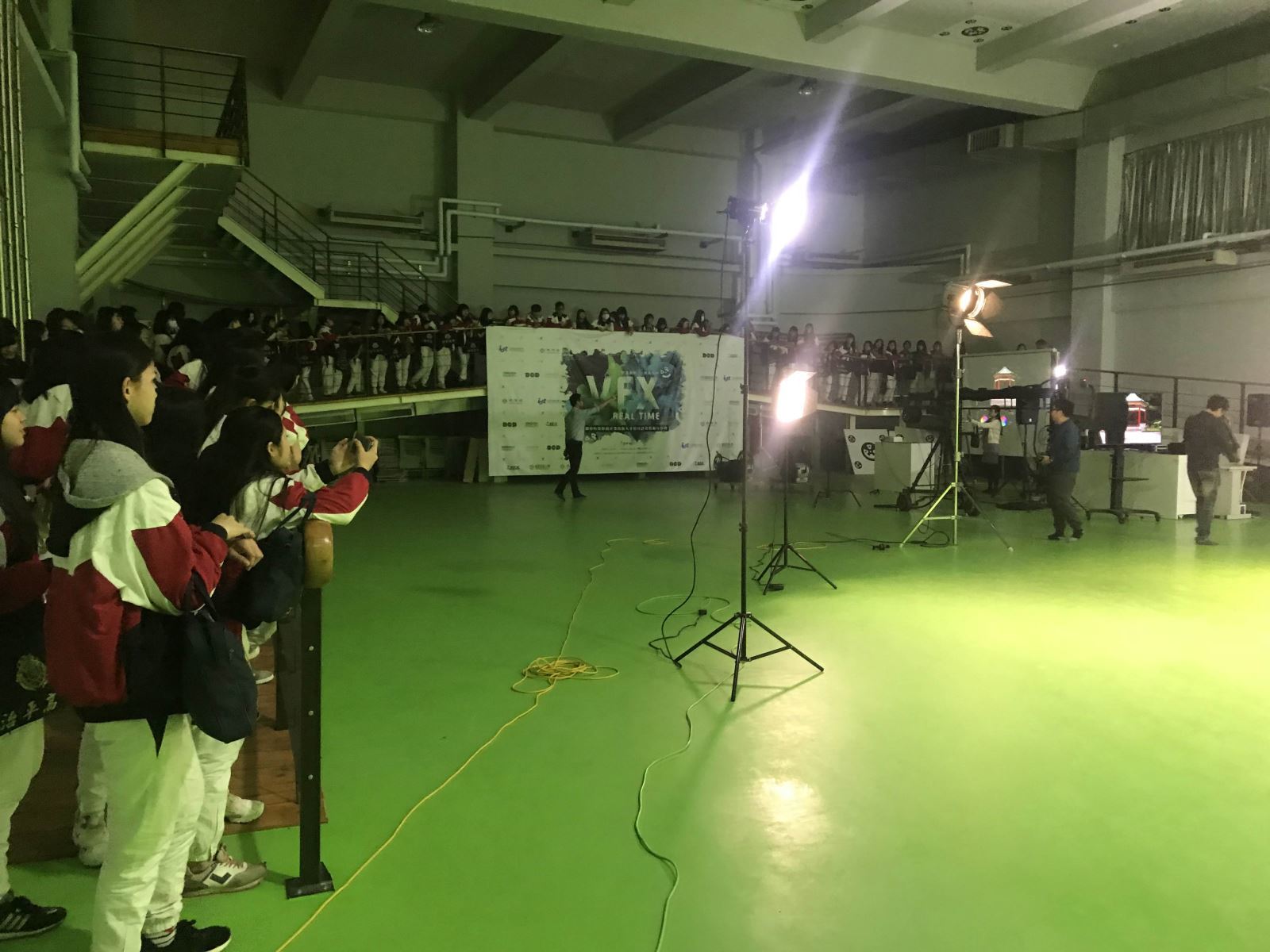圖像裡可能有1 人、坐下和室內