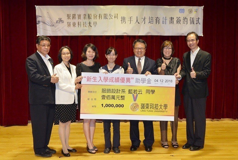 圖像裡可能有7 個人、大家站著