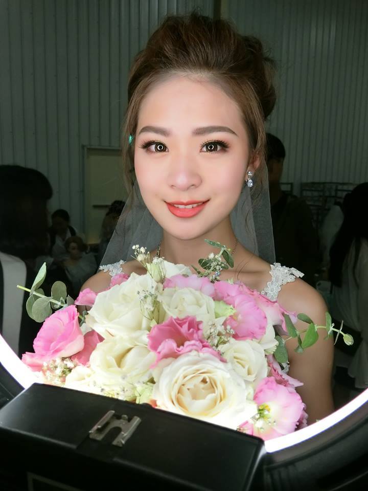 圖像裡可能有1 人、花