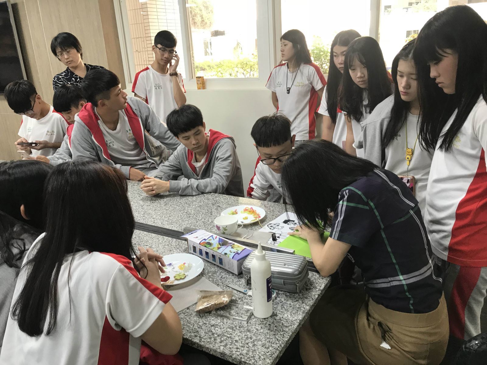 圖像裡可能有20 個人、大家站著和婚禮