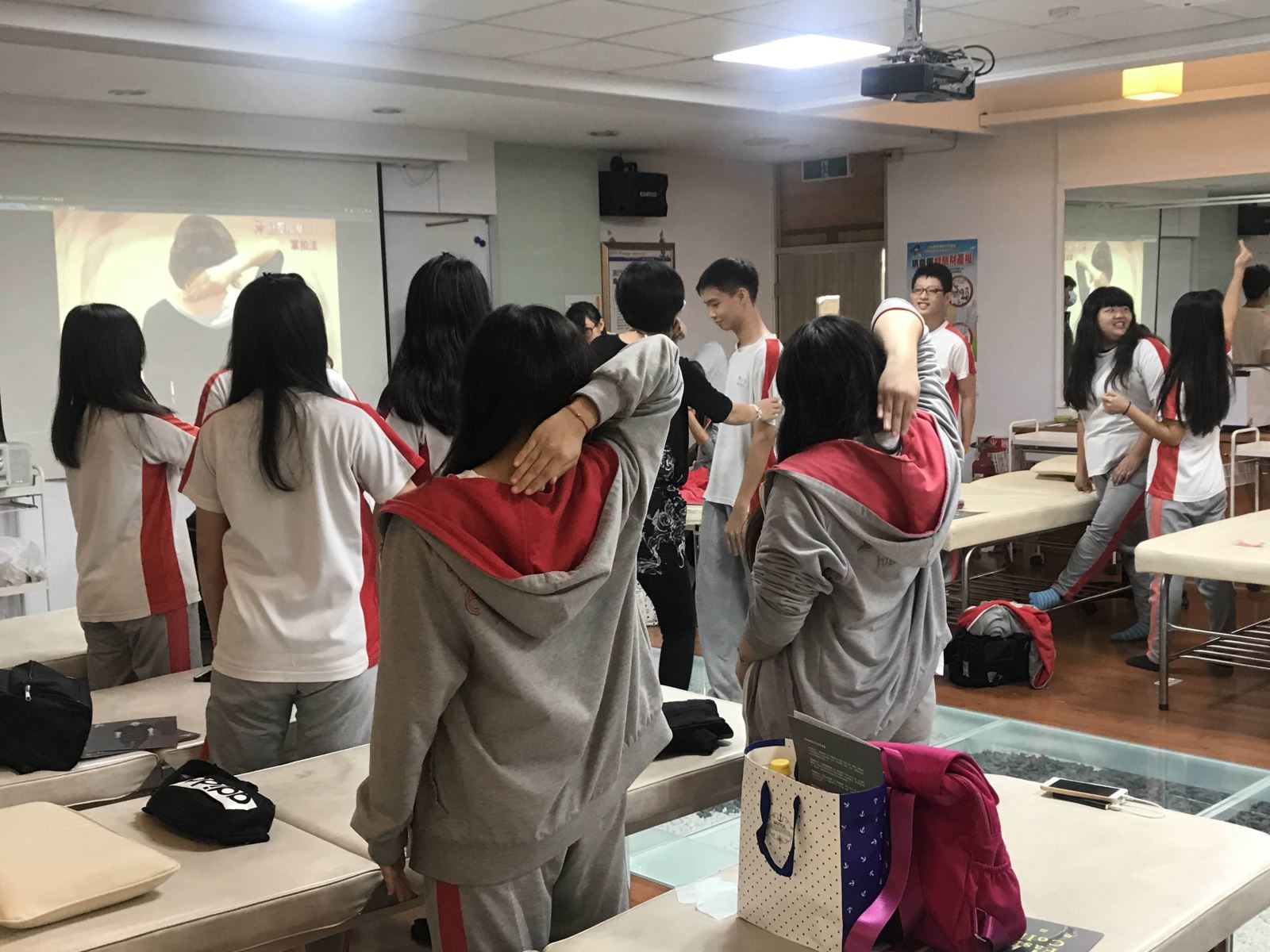 圖像裡可能有5 個人、大家坐著
