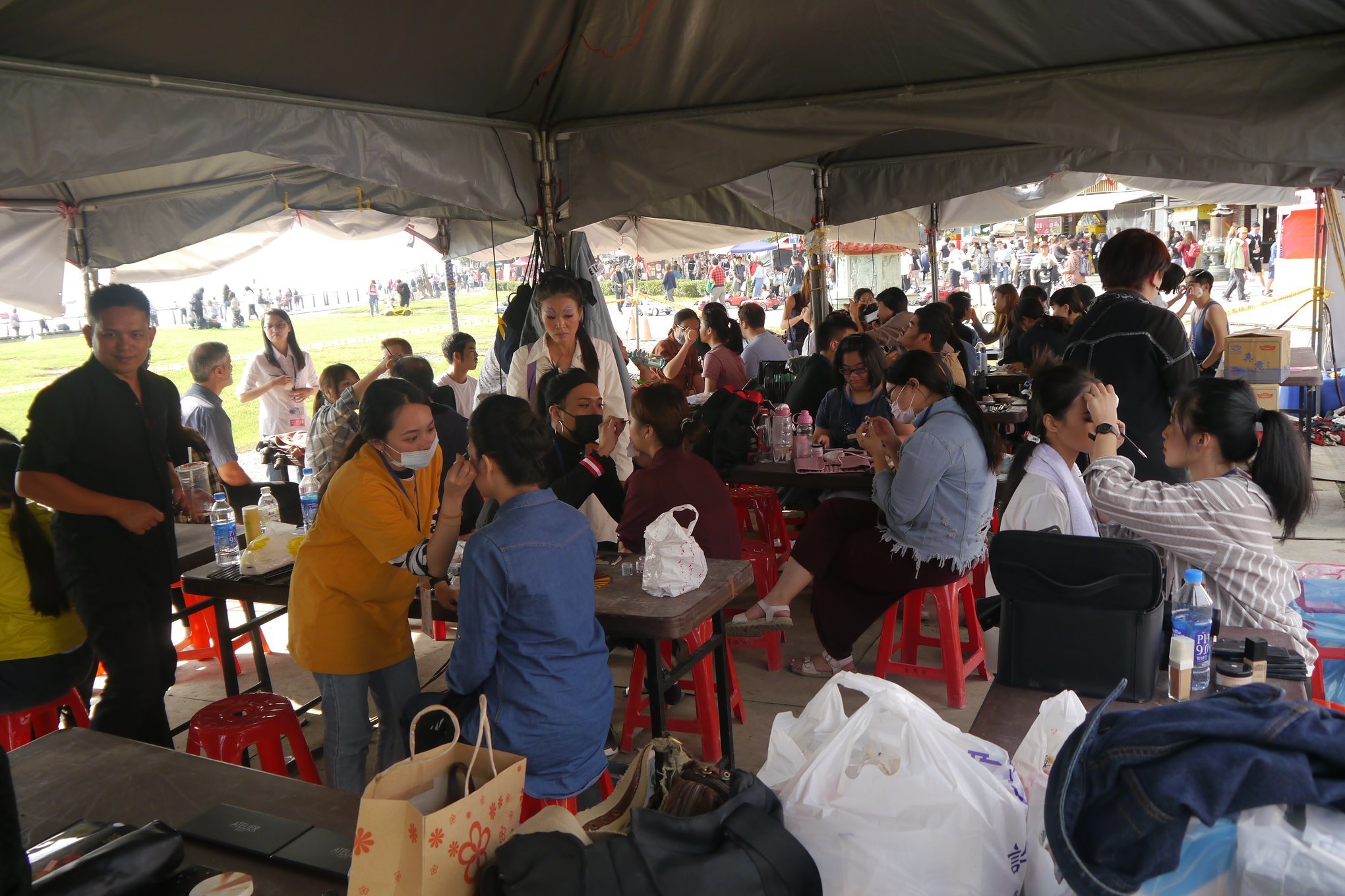 圖像裡可能有4 個人、大家坐著