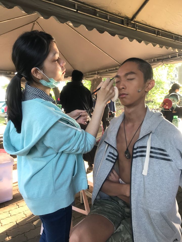 圖像裡可能有1 人、站立