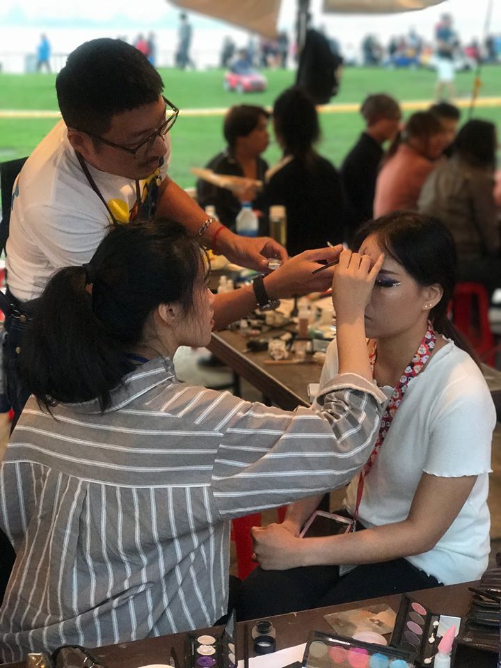 圖像裡可能有1 人、坐下