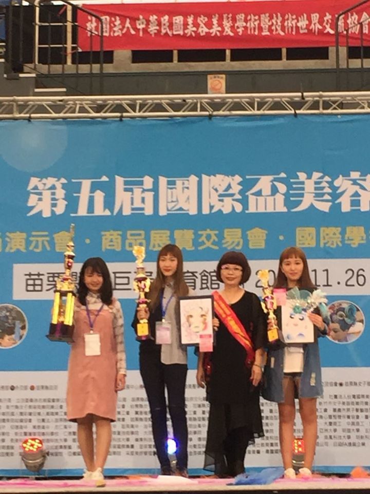 圖像裡可能有3 個人、大家站著和戶外