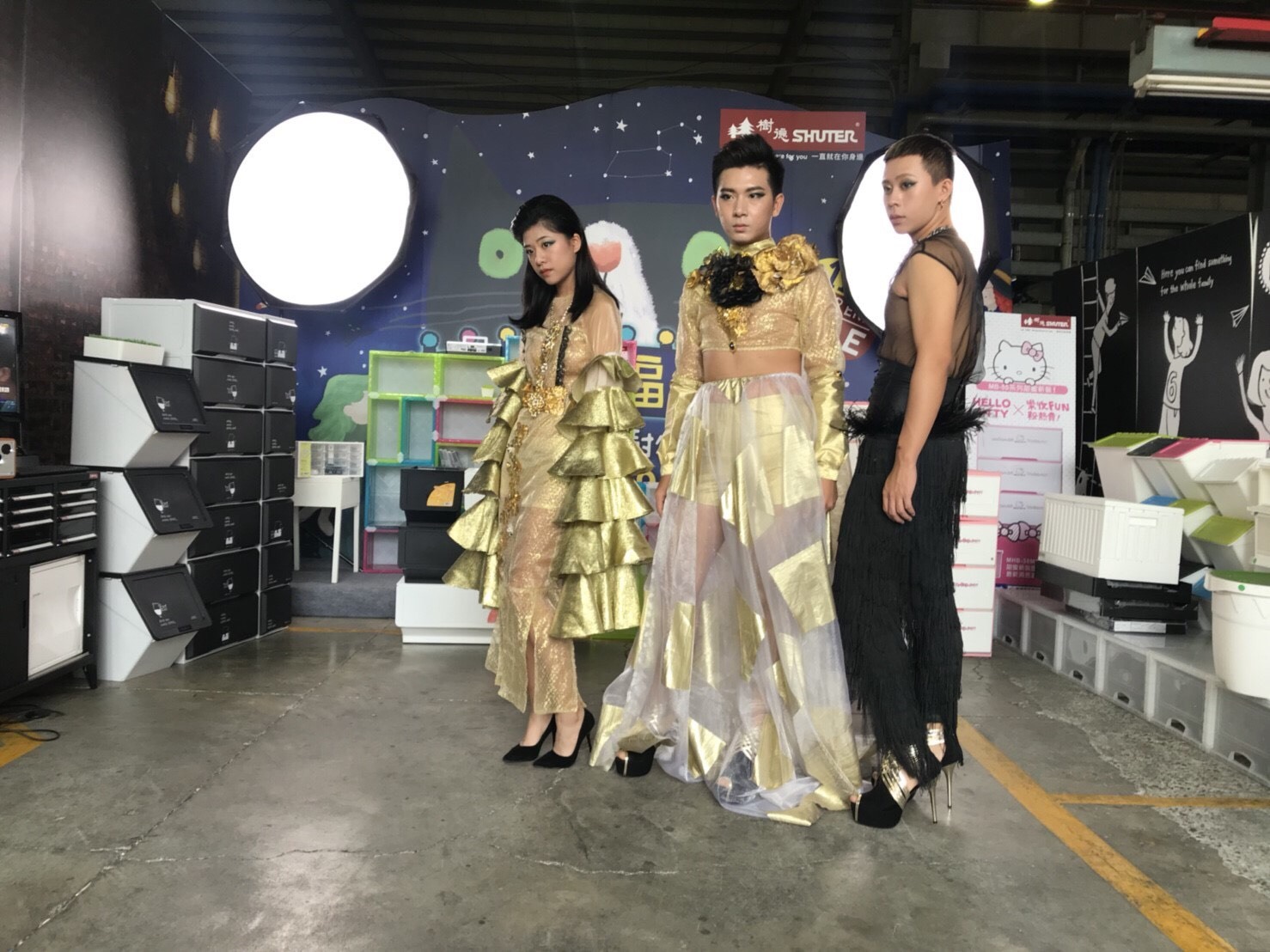 圖像裡可能有3 個人、大家站著