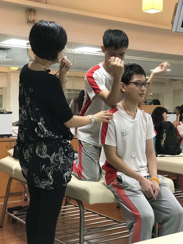 圖像裡可能有7 個人、大家站著和戶外