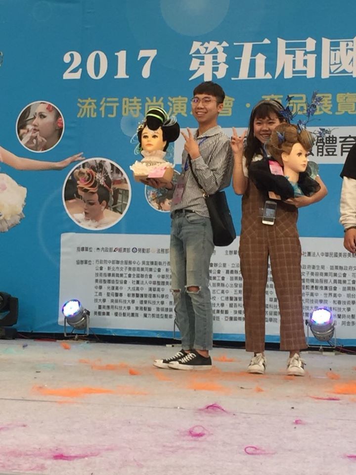 圖像裡可能有一或多人、大家站著、天空和戶外