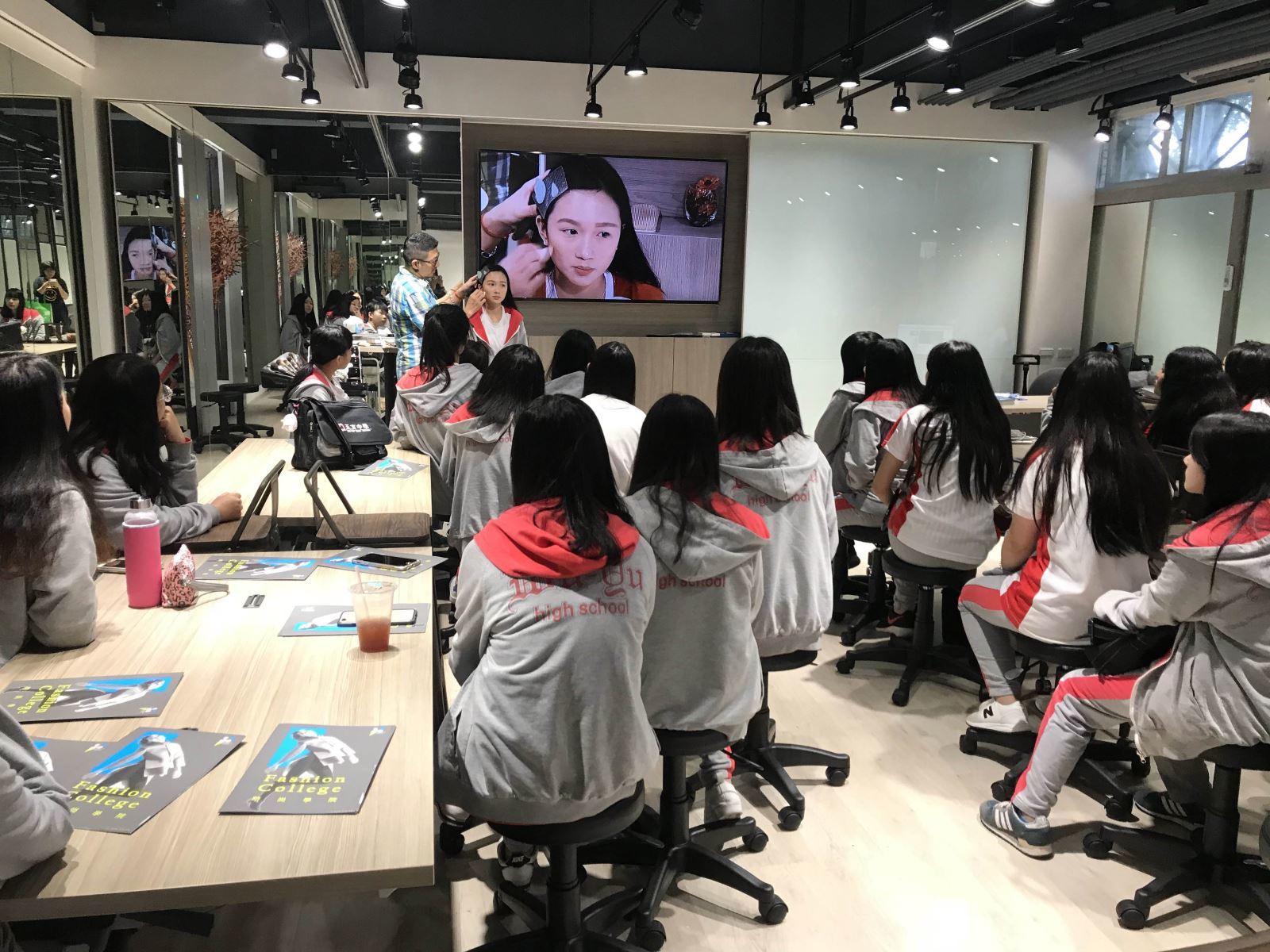 圖像裡可能有2 個人、大家坐著和室內