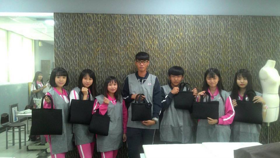 圖像裡可能有1 人、坐下和小孩