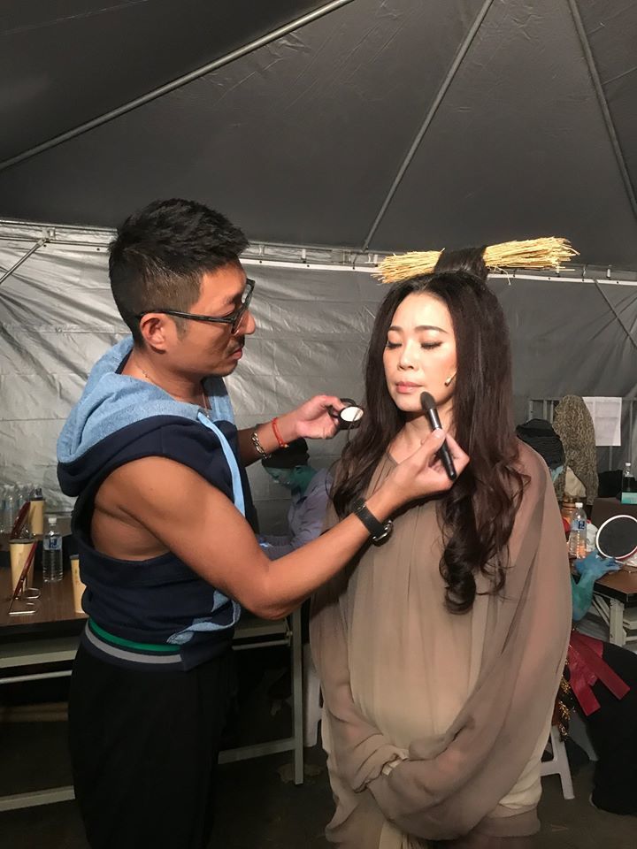 圖像裡可能有1 人、站立