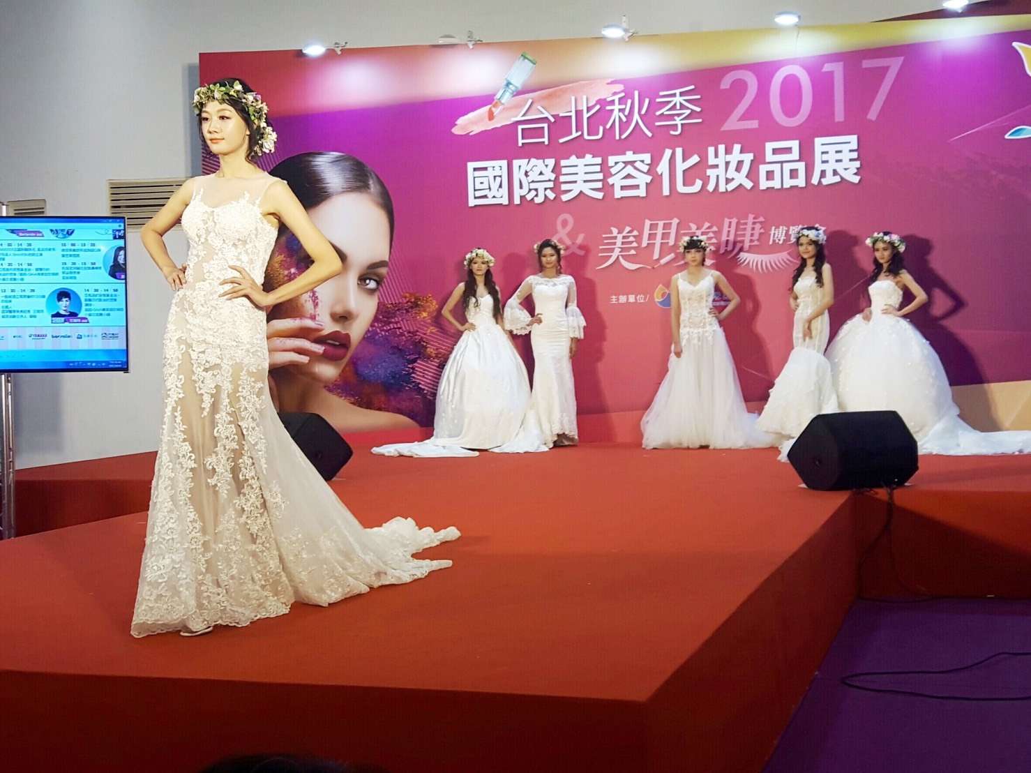 圖像裡可能有1 人、婚禮和室內